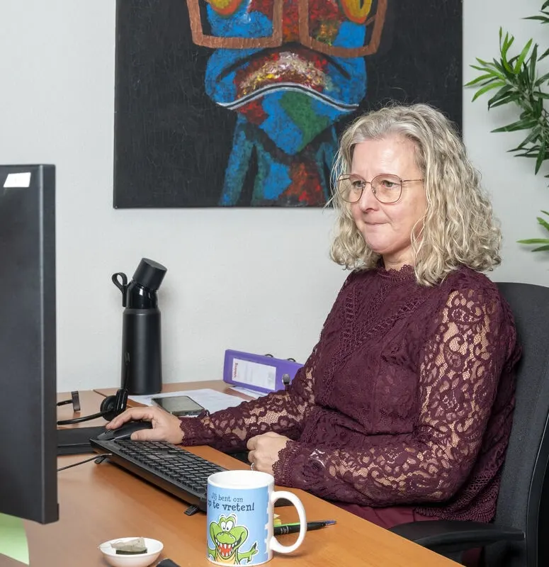 office-medewerker maakt coaching hoogbegaafdheid online afspraak