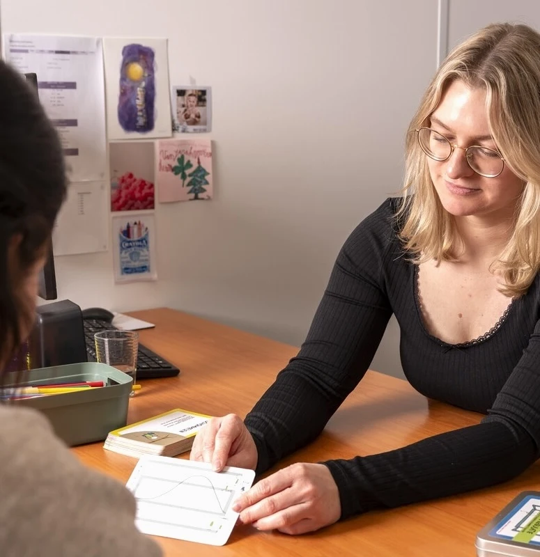 client en therapeut tijdens sessie hoogbegaafdheid bij kinderen
