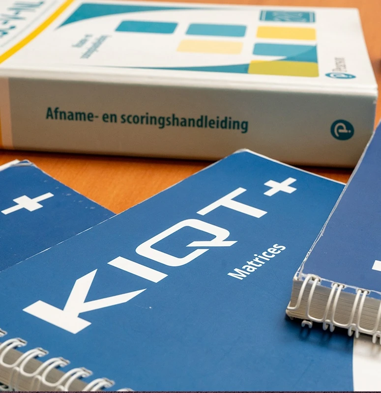 iq test voor kinderen op een tafel