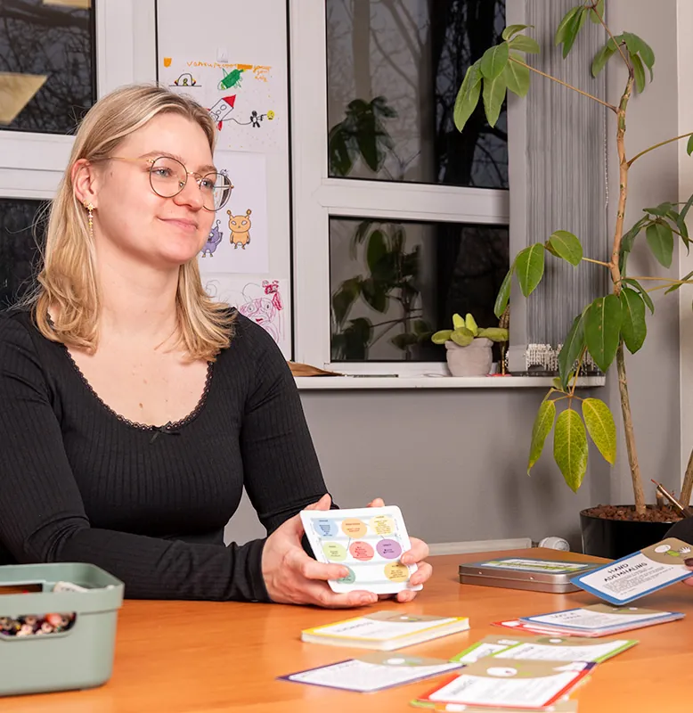 kinderpsycholoog hoogbegaafdheid zittend aan een tafel
