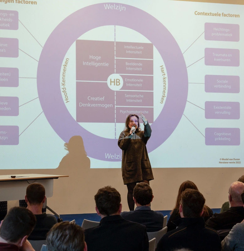 therapeut hoogbegaafdheid geeft training op het podium