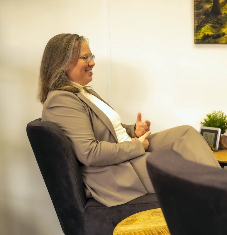 Yvonne Duran specialist hoogbegaafdheid en trauma zittend in een stoel
