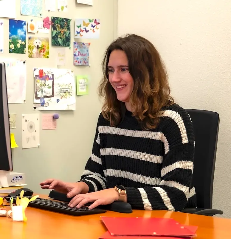 begeleiding hoog begaafd kind therapeut achter computer